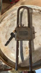 lot 8747 image: Yale Junior Iron Padlock with Key