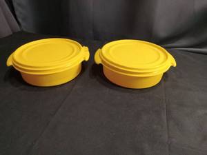 lot 4106 image: Yellow Tupperware Cereal Bowls with Lids Set of 2