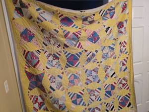 lot 3730 image: Handmade Patchwork Double Wedding Ring Quilt