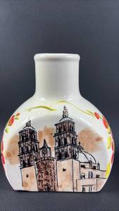 lot 89 image: Mexican Talavera Pottery Souvenir Vase from Dolores Hidalgo