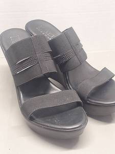 lot 107 image: Italian Made Sandals, Size 10