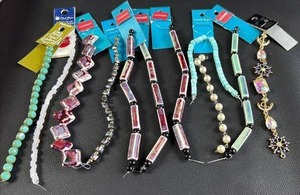 lot 146 image: NEW Assorted Glass and Stone Beads