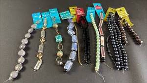 lot 147 image: NEW Assorted Glass and Stone Beads