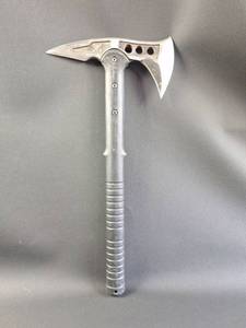 lot 179 image: Tactical Tomahawk Axe with Skull Design