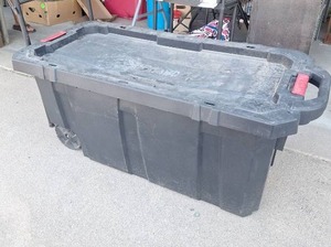 lot 200 image: Husky 45 Gallon Tote