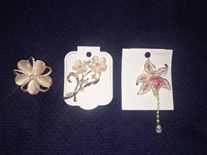 lot 4 image: Brooches