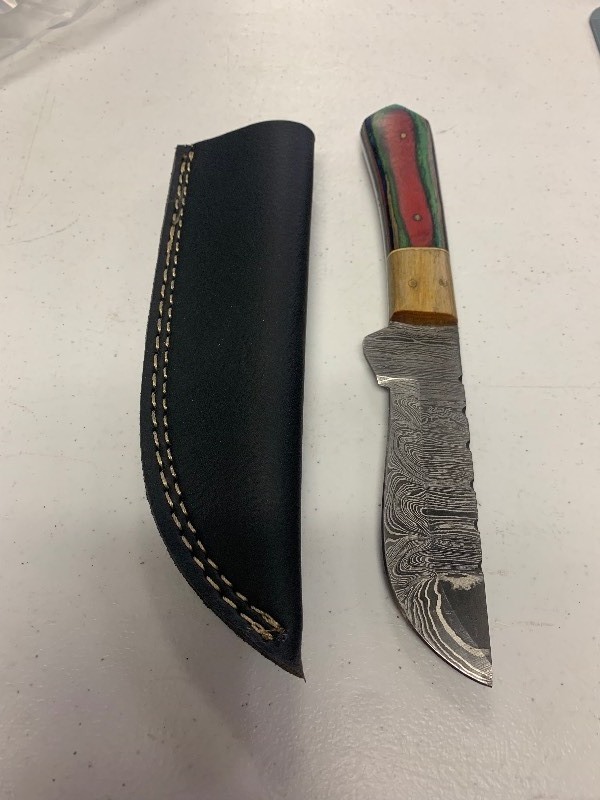 lot 31 image: Handcrafted Damascus Steel Full Tang Knife Blade Hunting Fishing Wood Handle with sheath approx 8.5 inches