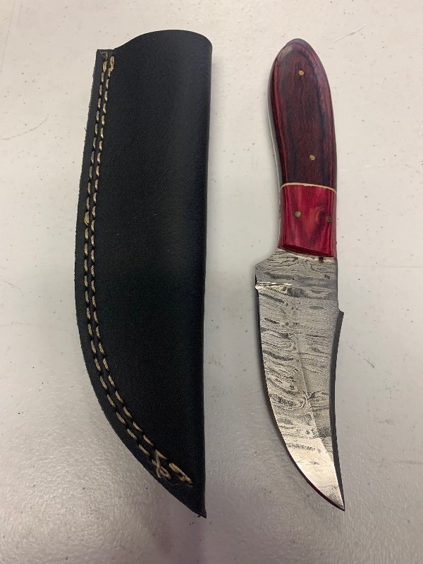 lot 32 image: Handcrafted Damascus Steel Full Tang Knife Blade Hunting Fishing Wood Handle with sheath approx 7.5 inches