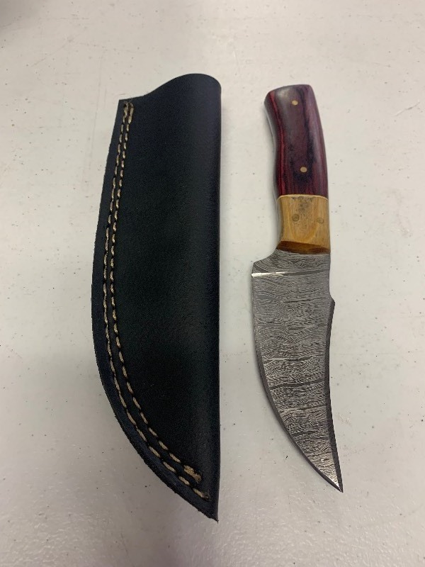 lot 36 image: Handcrafted Damascus Steel Full Tang Knife Blade Hunting Fishing Wood Handle with sheath approx 7.5 inches