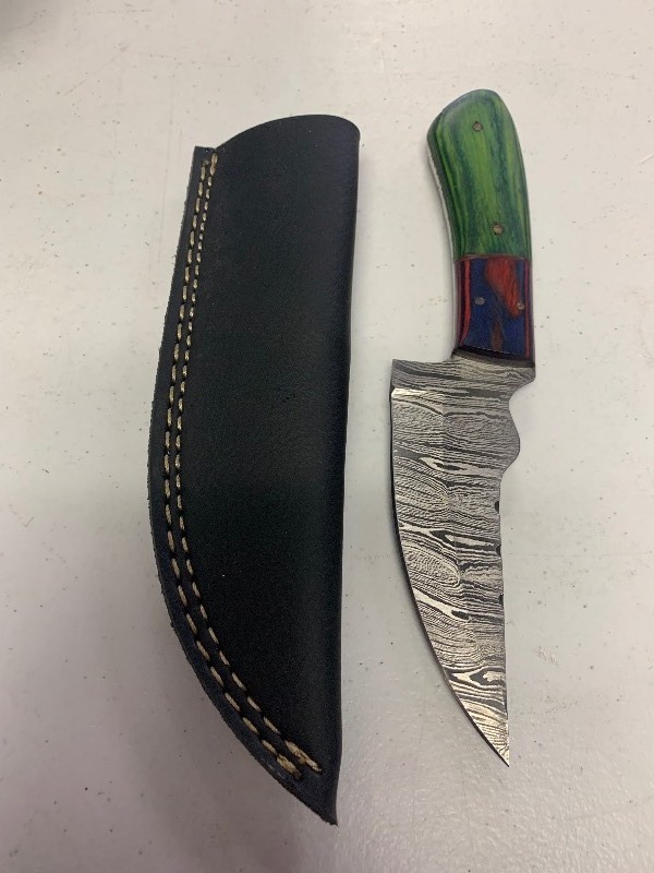 lot 38 image: Handcrafted Damascus Steel Full Tang Knife Blade Hunting Fishing Wood Handle with sheath approx 8 inches