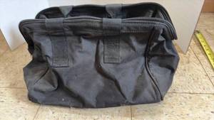 lot 5007 image: Tool Bag with Paint Brush and Hand Tools Set