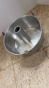 lot 5011 image: Aluminum Angel Food Cake Pan with Removable Bottom