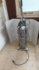 lot 5023 image: Shark Navigator Deluxe Upright Vacuum Cleaner. (Works)