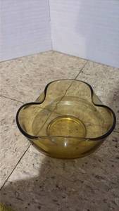 lot 5051 image: Amber Glass Scalloped Edge Bowl