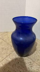 lot 5054 image: Blue Glass Decorative Vase
