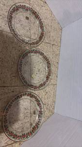 lot 5059 image: Christmas Holly Pattern Glass Dinner Plates Set