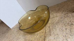 lot 5061 image: Amber Glass Scalloped Edge Bowl
