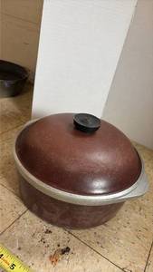 lot 5070 image: Cast Iron Dutch Oven with Lid