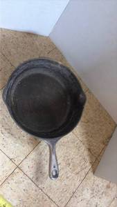 lot 5071 image: Cast Iron Skillet with Handle