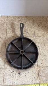 lot 5080 image: Lodge Cast Iron Sectioned Cornbread Pan with Handle