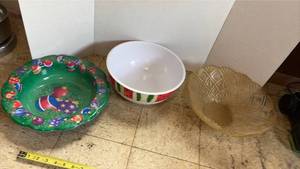 lot 5083 image: Mixed Plastic Decorative Bowl Set.