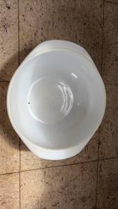 lot 5086 image: Pyrex White Ceramic Mixing Bowl with side handles