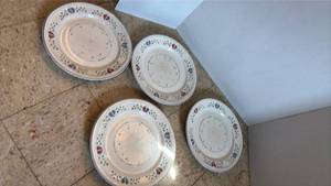 lot 5097 image: Set of 4 Stoneware Dinner Plates with Heart Pattern