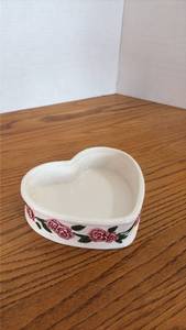 lot 5112 image: Heart-Shaped Ceramic Bowl with Pink Rose Pattern