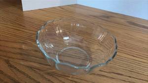 lot 5114 image: Arcoroc France Clear Glass Bowl with Scalloped Edge - lead Glow
