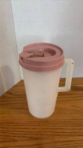 lot 5116 image: Plastic Travel Mug with Pink Lid