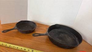 lot 5121 image: Cast Iron Skillet Set - Small and Large Frying Pans
