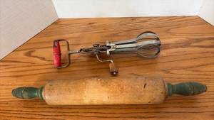 lot 5130 image: Manual Hand Mixer and Rolling Pin Kitchen Set