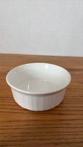 lot 5131 image: Corning Ware White Porcelain Ribbed Ramekin Baking Bowl
