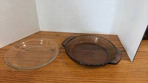 lot 5137 image: Glass Pie Pan Set with Clear and Anchor Amber Dishes