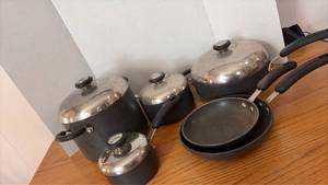 lot 5139 image: Non-Stick Cookware Set with Stainless Steel Lids