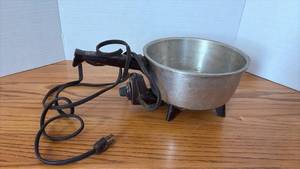 lot 5143 image: Electric Fondue Pot with Temperature Control. (Untested)
