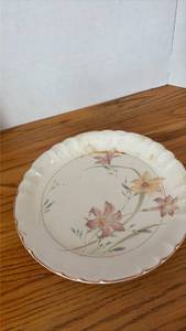 lot 5149 image: Mikasa Country Classic Lily Pattern Dinner Plate