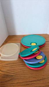 lot 5152 image: Tupperware Seal-It lids.