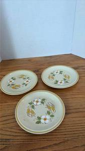 lot 5153 image: Stoneware Dinner Plates with Floral Pattern Set of 3