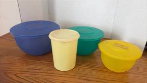 lot 5155 image: Tupperware Food Storage Container Set with Lids