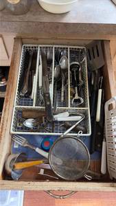lot 5163 image: Mixed Kitchen Utensil and Cutlery Collection