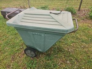 lot 7006 image: Green Plastic Trash Can with Two Wheels and Handle