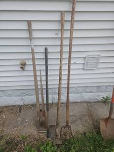 lot 7014 image: Set of 3 Garden Hand Tools with Wooden Handles