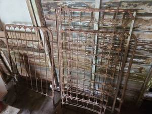 lot 7022 image: Cast Iron Bed Frame Victorian Style