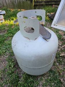 lot 7039 image: 20 lb Propane Gas Tank Cylinder