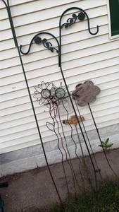 lot 7070 image: Garden Trellis Set with Decorative Metal Shepherd Hooks