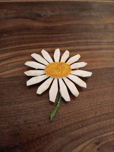 lot 15 image: Daisy Flower Brooch Pin