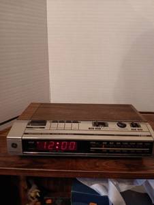 lot 20 image: Working Electronic Digital FMAM Clock Radio with Wood Grain Finish GE Brand