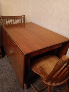 lot 21 image: Wood Dining Table that extends with 3 Chairs, needs some fixing up.