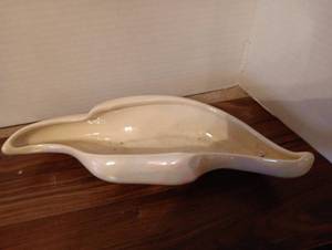lot 38 image: White Ceramic Shell-Shaped Serving Dish with Handle